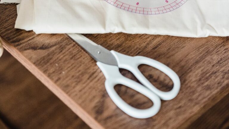 how-to-cut-plastic-sheets-womenstuff